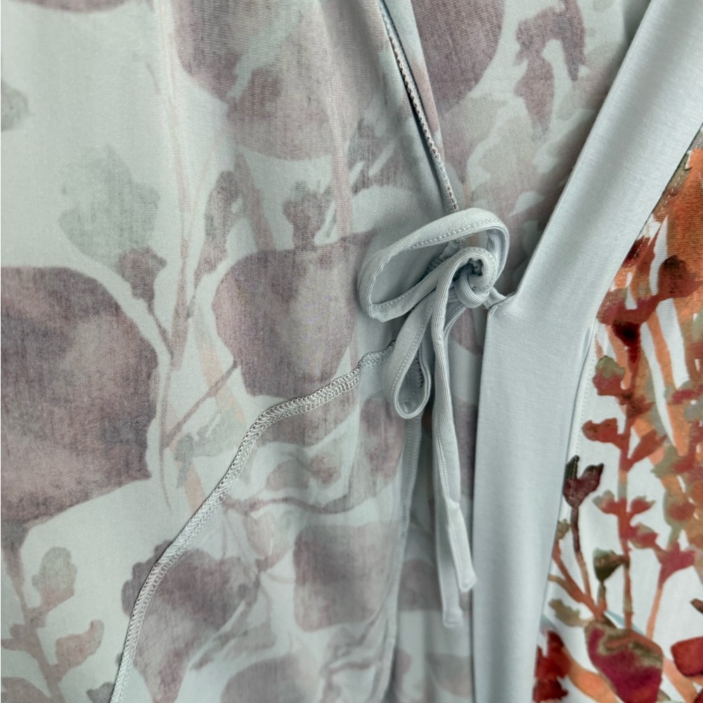 Beautiful, NEW, Soma Pale Lavender Floral Wrap Robe with Belt - Picture 4 of 5